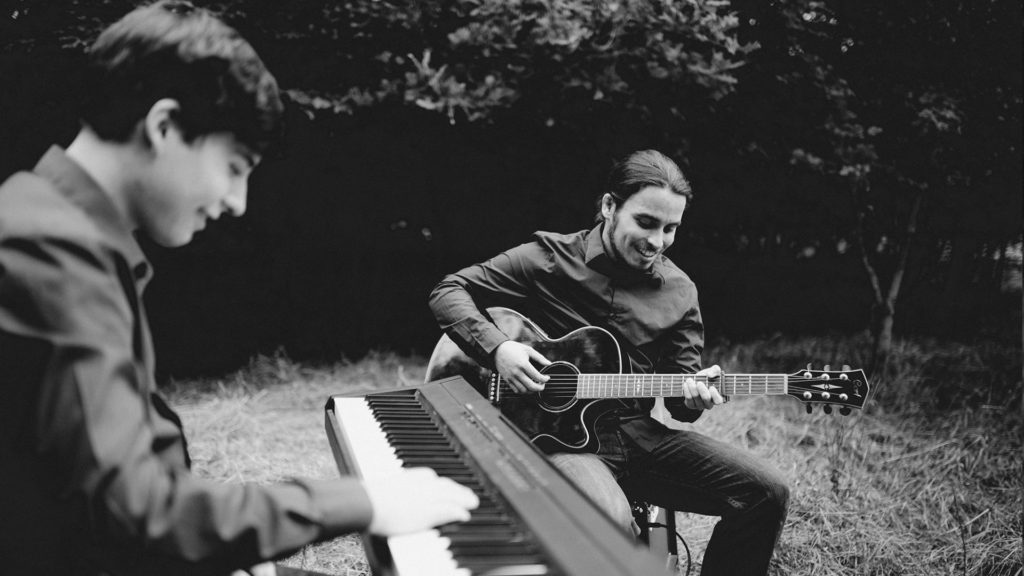 Männer mit Instrumenten